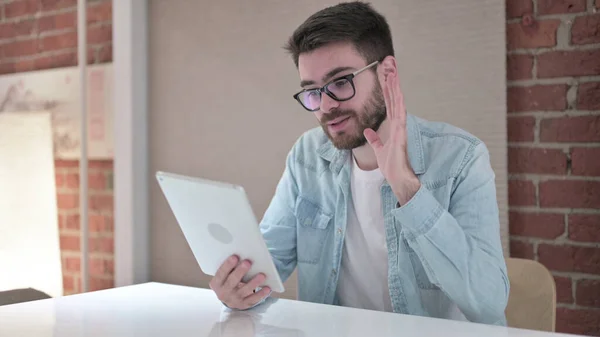Jovem alegre em óculos fazendo Video Chat no Tablet — Fotografia de Stock