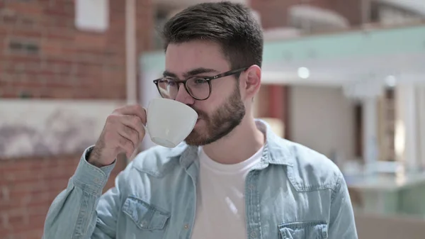 Jovem atraente em copos bebendo café — Fotografia de Stock