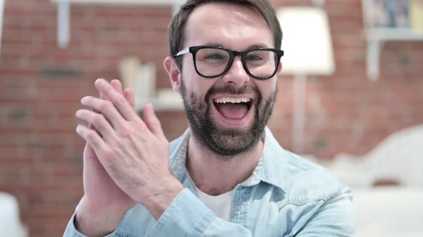 Portré vidám szakállas fiatalember tapsolás és mosolygás — Stock Fotó