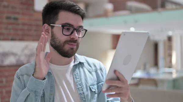 Jovem de óculos fazendo Video Chat no Tablet — Fotografia de Stock