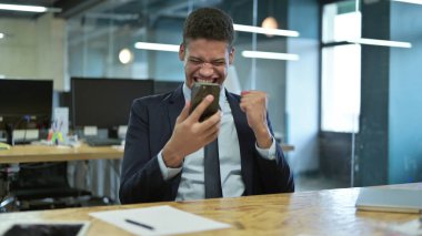 Genç Afrikalı İş Adamı Ofiste Akıllı Telefon Kullanıyor