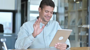 Tablet 'te Video Sohbeti yapan Yakışıklı Afrikalı Adam