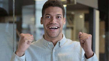 Başarı Kutlaması İçin Heyecanlı Genç Afrikalı Adam