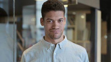 Genç Afrikalı adamın kafa hareketiyle 