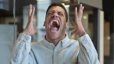 Kızgın Genç Afrikalı Bağırıyor