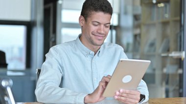 Genç Afrikalı Adam Tablet 'te yaratıcı işler yapıyor