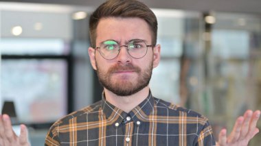 Ofisteki Kızgın Genç Tasarımcının Portresi