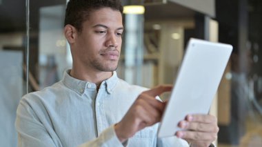 Modern Ofiste Tablet Kullanan Genç Afrikalı Adam