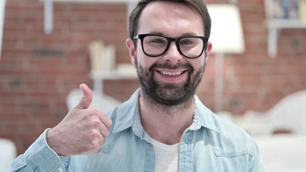 Retrato de sucesso barba jovem mostrando polegares para cima — Fotografia de Stock