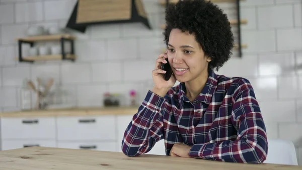 Afroameričanka mluví na chytrém telefonu — Stock fotografie