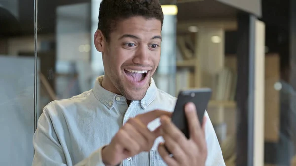 Genç Afrikalı Adam Akıllı Telefon 'da Başarıyı Kutluyor — Stok fotoğraf