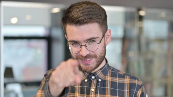 Portret van jonge ontwerper wijzend met vinger — Stockfoto