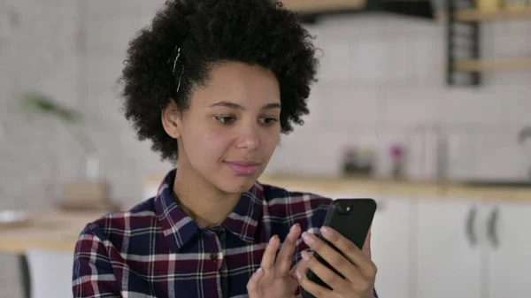 Portrét afroamerické ženy pomocí chytrého telefonu — Stock fotografie