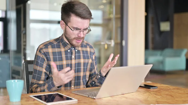 Jonge ontwerper krijgt boos door resultaten op laptop — Stockfoto