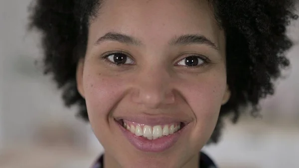 O rosto da mulher afro-americana sorrindo para a câmera — Fotografia de Stock