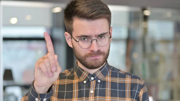 Retrato de un joven diseñador diciendo no con el gesto del dedo — Foto de Stock