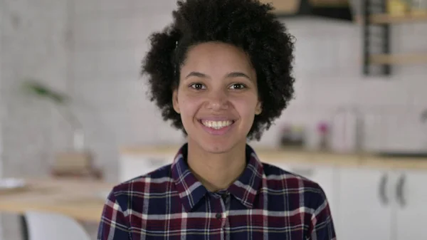 El retrato de una mujer afroamericana sonriendo ante la cámara — Foto de Stock