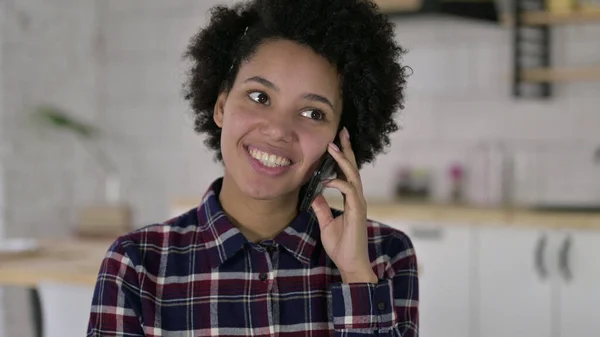 A conversa telefônica da mulher afro-americana — Fotografia de Stock