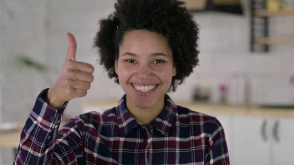 Das Porträt einer Afroamerikanerin, die Daumen hoch zeigt — Stockfoto