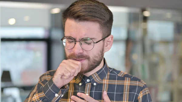 Retrato de un joven diseñador enfermo tosiendo en la oficina —  Fotos de Stock