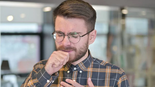 Portret van zieke jonge ontwerper hoesten in Office — Stockfoto