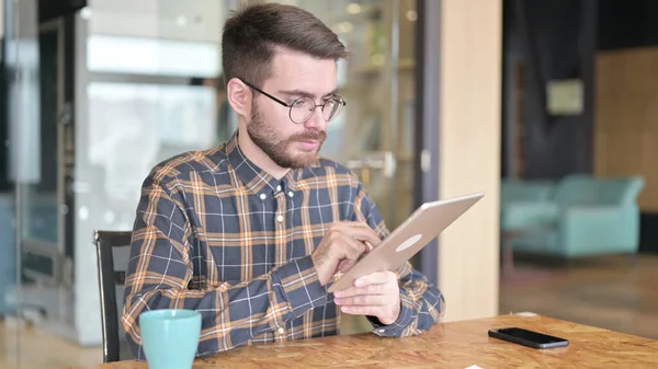 Gericht jonge ontwerper met behulp van Tablet in Modern Office — Stockfoto