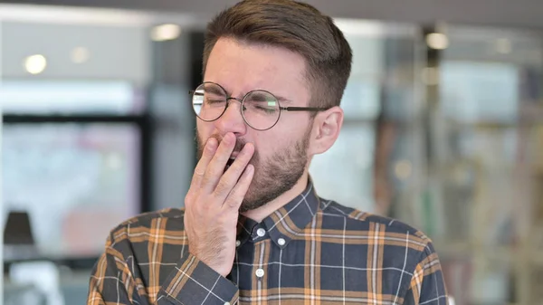 Retrato de Jovem Designer bocejando no escritório — Fotografia de Stock