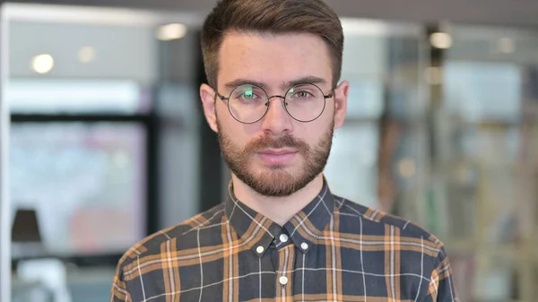 Retrato de Jovem Designer olhando para a câmera — Fotografia de Stock