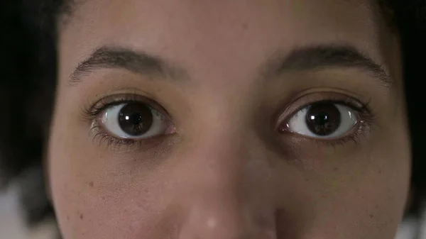 Die Nahaufnahme einer Afroamerikanerin mit blinkenden Augen — Stockfoto