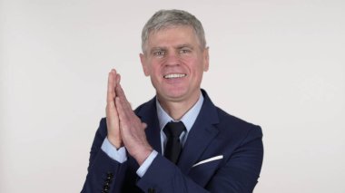 Beyaz Arkaplanda Alkışlayan Kıdemli İşadamı