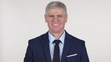 Gülümseyen Kıdemli İşadamı Beyaz Arkaplanda Tecrit Edildi