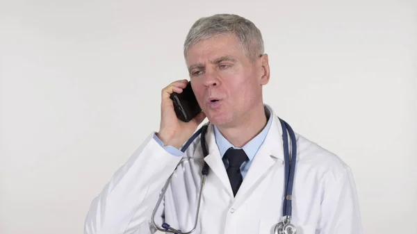 Doctor Senior hablando en Smartphone sobre fondo blanco —  Fotos de Stock