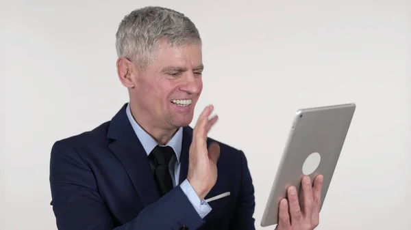 Video Chat door senior zakenman via tablet geïsoleerd op witte achtergrond — Stockfoto