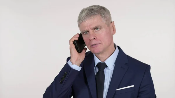 Senior affärsman Talar på smartphone på vit bakgrund — Stockfoto