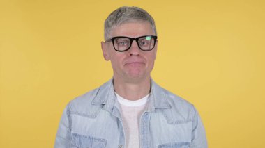 Sarı Arkaplanda Kafasını Sallayan Sıradan Yaşlı Adam İnkâr Ediyor