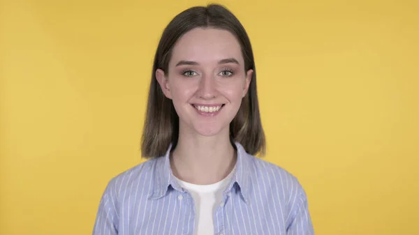 Sorrindo jovem mulher isolada no fundo amarelo — Fotografia de Stock