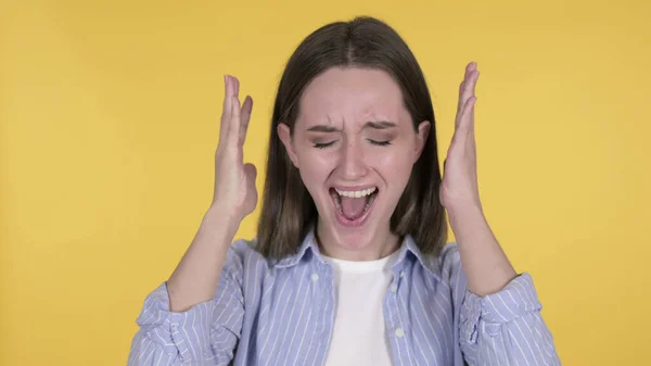 Gritando irritado jovem mulher no fundo amarelo — Fotografia de Stock