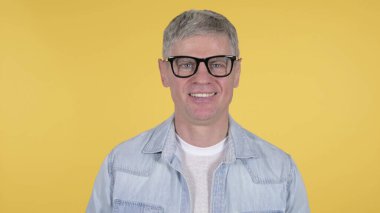 Gülümseyen Yaşlı Adam Sarı Arkaplanda İzole Edildi