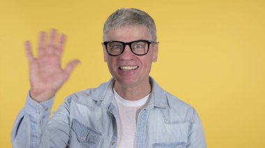 Sarı Arkaplanda Sıradan Yaşlı Adam 'dan Çevrimiçi Video Sohbeti