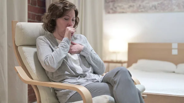 Malato vecchia donna tosse su divano — Foto Stock