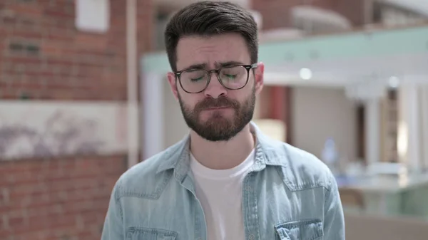 Atractivo joven en gafas sentirse triste — Foto de Stock