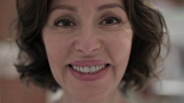 Kameraya Gülümseyen Neşeli Yaşlı Kadın 'ın Yakınlığı