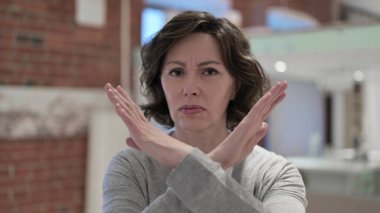 Yaşlı kadının portresi el hareketleriyle hayır diyor.