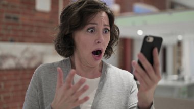 Smartphone 'da Kaybolan Üzgün Yaşlı Kadın Portresi