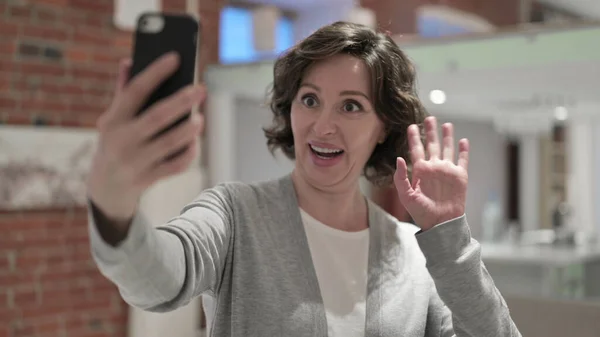 Mulher velha fazendo Video Chat no Smartphone, Tirando Selfie — Fotografia de Stock