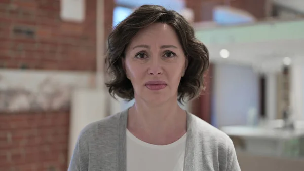 Üzüntülü Yaşlı Kadın Portresi Kamerada Ağlıyor