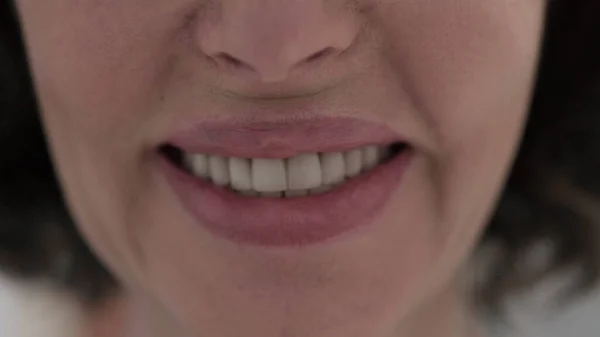 Close Up of Mouth of Smiling Mulher Branca na Câmera — Fotografia de Stock