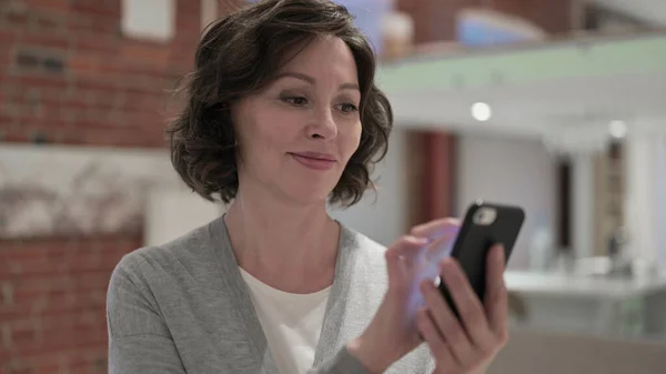 Portrait of Focused Old Woman using Smartphone — Stock Photo, Image