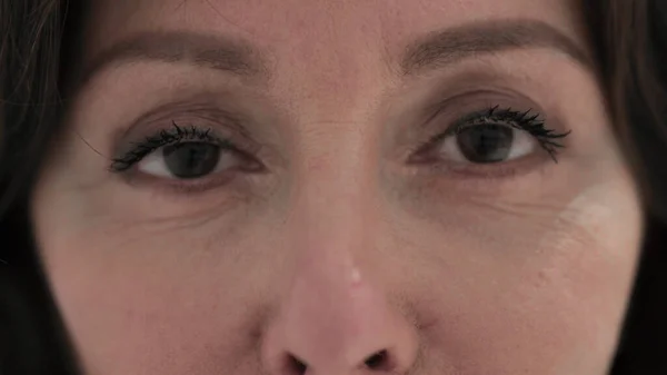 Close Up of Blinking Olhos da velha mulher na câmera — Fotografia de Stock