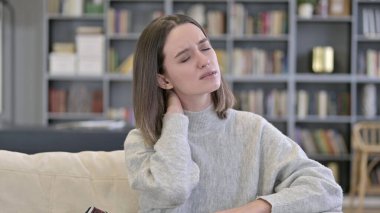 Boyun Ağrısı Olan Yorgun Genç Kadın Portresi